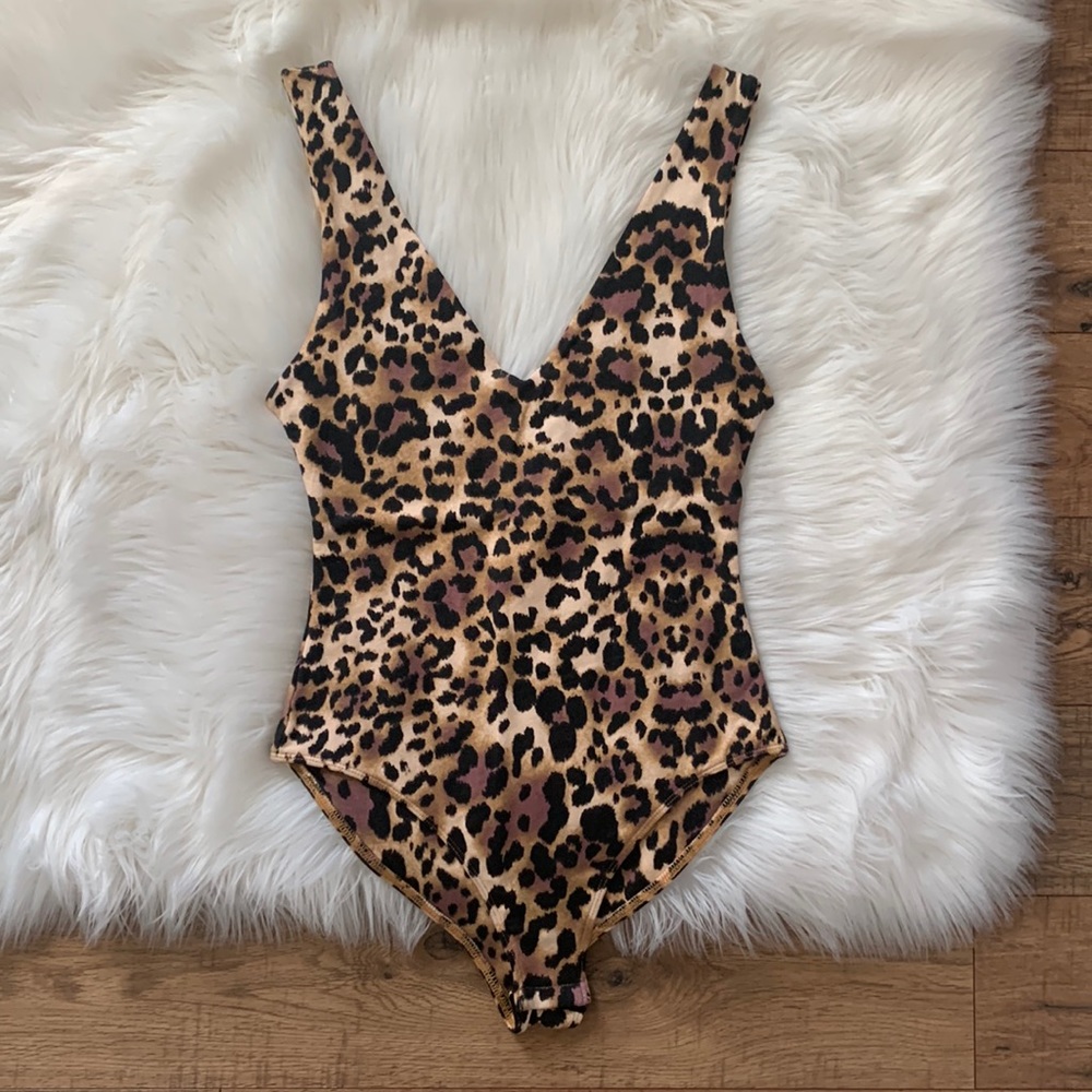 NWT Kendall + Kylie Animal Print Sleeveless V-Neck Bodysuit Womens Small - Picture 2 of 6